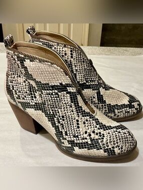 Mata  Snake-Print Bootie Chunky Heel Festival Cowgirl Black & Tan Size 7.5